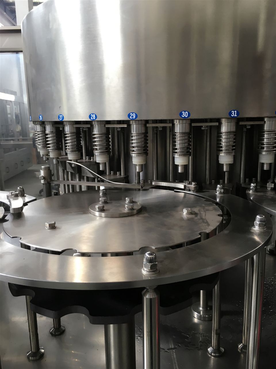 灌装矿泉水的小型机器_全自动矿泉水灌装机_矿泉水灌装机生产线多少钱